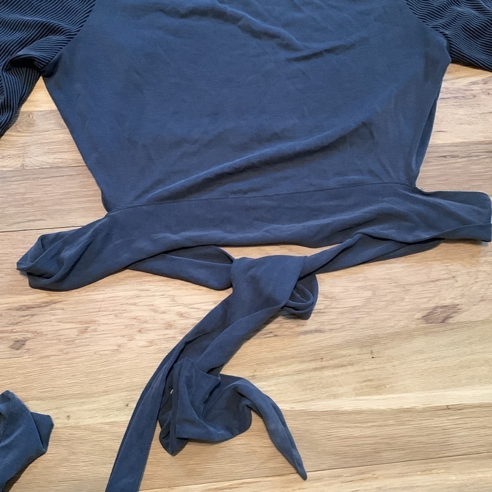 Victoria’s Secret Long Sleeve Cropped Wrap Around Tie Waist Shirt Women’s M - Picture 6 of 11